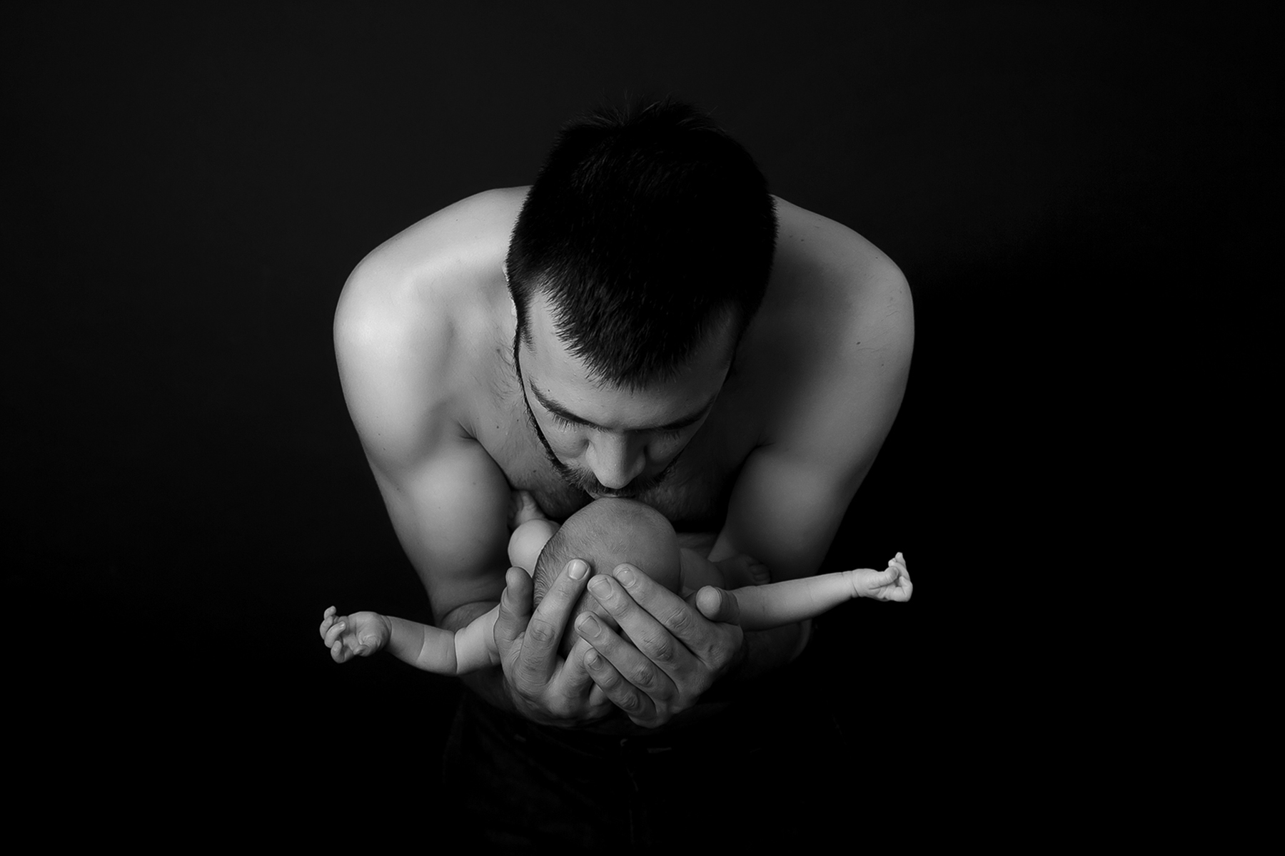 Ojciec całujący niemowlę