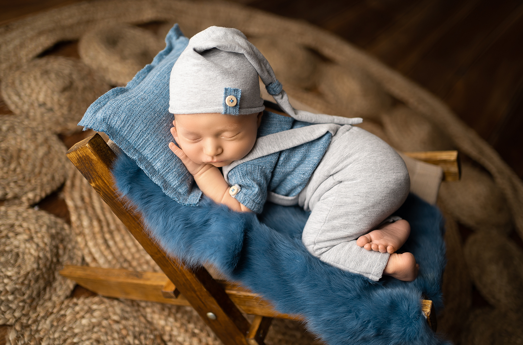 Śpiące niemowlę na krzesełku